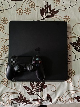 PS4 une manette avc FIFA 23 et 5 jeux a l\'intérieur de la ps4