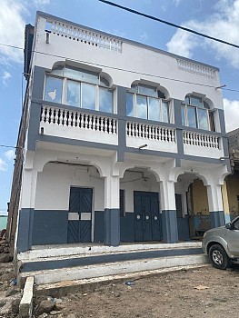 Grande maison spacieuse avec terrasse et 2 balcons à Hodan. Facile d\'accès. 4 chambres et grand salon.