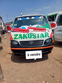 Mini bus Toyota Hiace en excellent état, rénové, 4 roues neuves