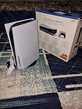 PS5 Standard en Excellent État avec 4 Jeux Inclus
