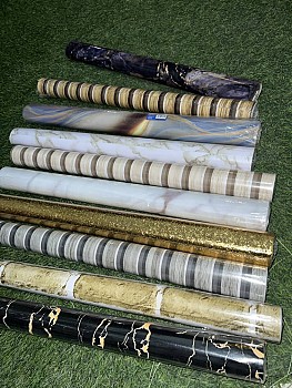Papier peint adhésif décoratif – Effet marbre et doré