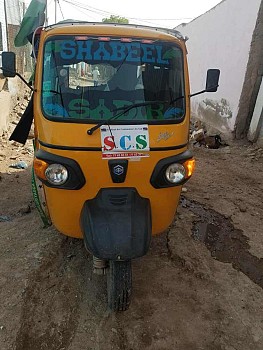 Tricycle Bajaj en excellent état, moteur neuf, à vendre