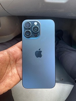 iPhone 15 Pro Max 256 Go, état impeccable, avec accessoires