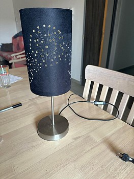 Lampe de table design avec abat-jour perforé à vendre
