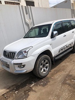 Toyota Prado 2009 Blanche, 4x4, 137.000 km, climatisation, écran avec caméra de recul