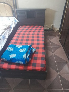 Lit simple avec tête de lit intégrée mini armoire - Très bon état