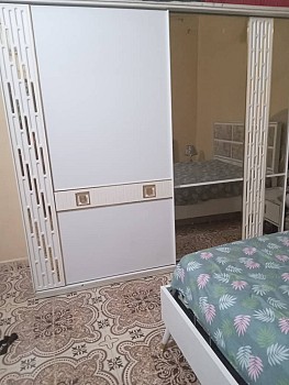 Meuble moderne pour chambre à coucher en bon état