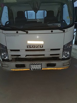 Camion Isuzu Reward en très bon état, boîte manuelle