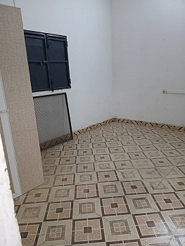 Local commercial avec toilette à louer à Barwako 2