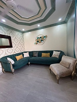 Canapé baroque, table, déco murale à vendre - Tapis vert cadeau