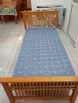 Lit simple en bois avec matelas médical à vendre