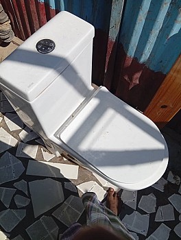 Cuvette WC peu utilisée, taille parfaite pour vos toilettes