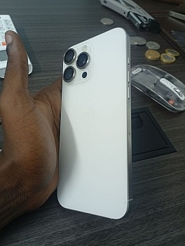 iPhone 16 Pro Max en titane, 256 Go, coque incluse