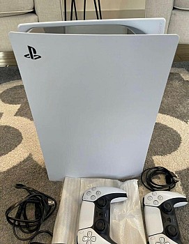 Playstation 5 Slim avec 2 manettes - Prix négociable