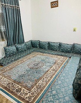 Qaci avec rideau et tapis en excellent état