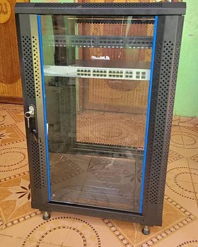 Rack au sol 19\'\' 18 unités + switch et patch panel cat6