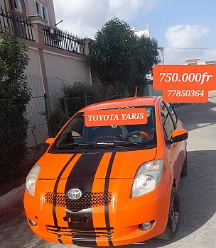 Toyota Yaris orange, moteur neuf, économique, climatisation parfaite