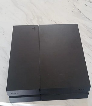 Playstation 4 avec 2 manettes et CD - Négociable
