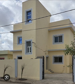 Villa Al Hamdani, 1er étage, appartement neuf avec porte en bois