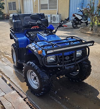 Quad 250cm3 en bon état avec rampe de led et top case à vendre