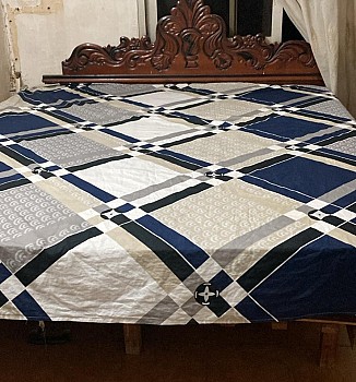 Lit en bois avec tables de chevet