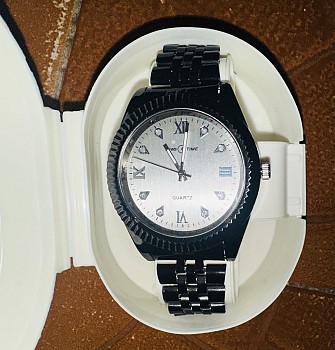Montre analogique neuve de la Mecque, jamais utilisée.