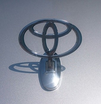 Emblème ''Toyota'' pour capot de la voiture