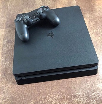 Ps4 slim a vendre neuf et tout à fait fonctionnel + manette et jeux