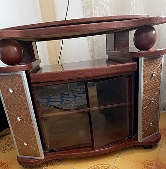 Table TV en bois, état excellent, portes de chaque côté