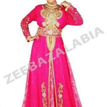 Vêtements orientaux usés à vendre à bon prix pour le Ramadan