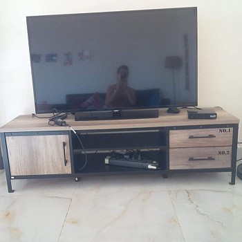 Grand écran plat avec son table tv et son décodeur