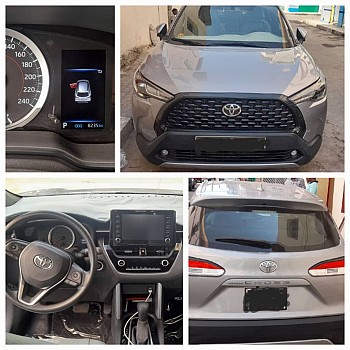 Voiture Toyota Corolla Cross toute neuve de couleur gris clair
