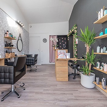 Salon de coiffure moderne à louer en ville ou à Haramous