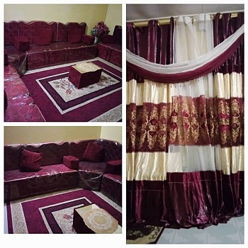Salon marocain avec moquette et rideaux, en bon état