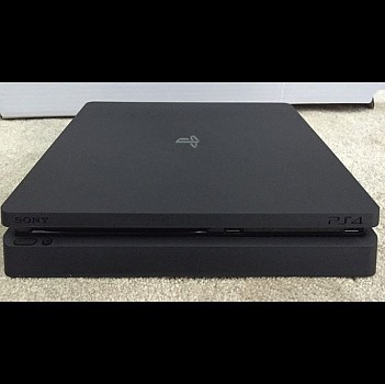 PS4 Slim reconditionnée avec manette - Prix négociable
