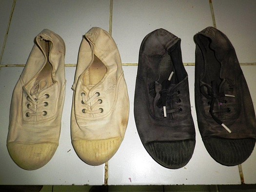 2 paires de ballerines Kaporal (1 blanche et 1 noire)