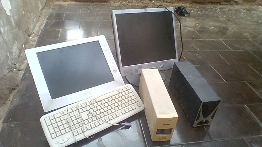 2 ordinateurs, écran plat et 2 onduleurs