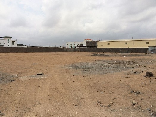 Loue Grand Terrain remblayé / Land to Let