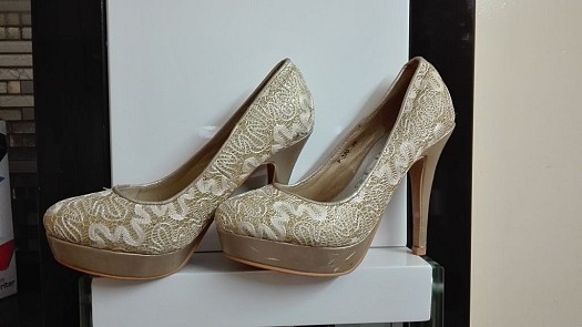 Chaussures à talons dorés
