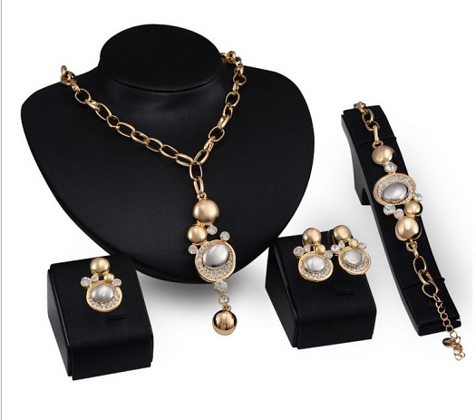Ensemble de Bijoux de Famille Plaqué de style Europèen