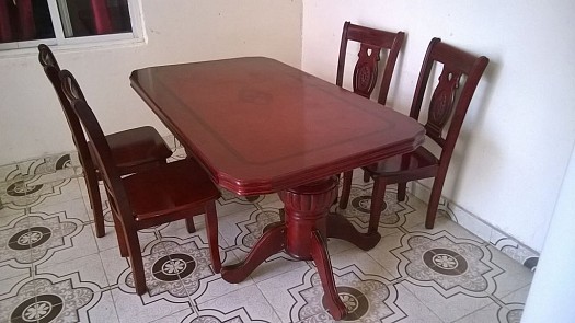 Table avec quatre chaises