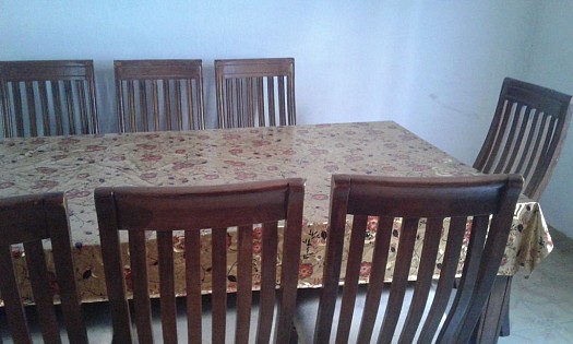 Table, 6 chaises et 2 chaises capitaine