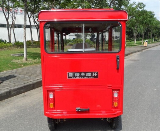 Bajaj tricycle fermé