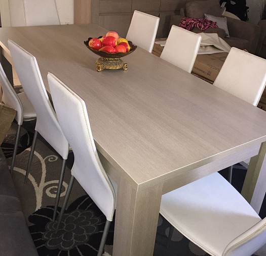 Table a manger avec ses huits chaises