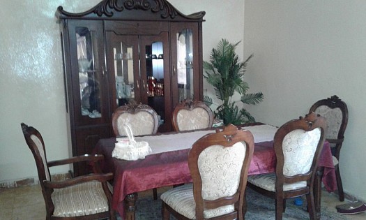 Table à manger avec ses chaises