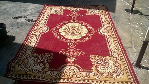 tapis rouge tres bon etat