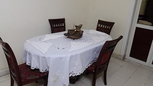Je vend une table à manger avec ces 4 chaises et un living