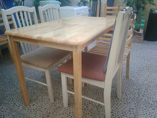 Grande table avec quatre chaises