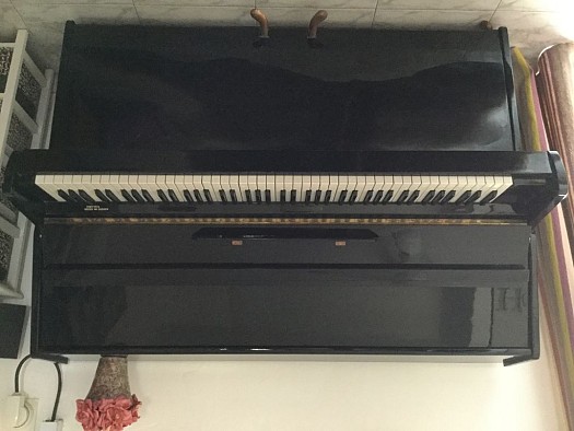 Piano droit laqué noir