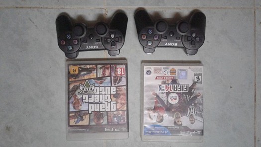 2 Manettes et 2 CD de ps3